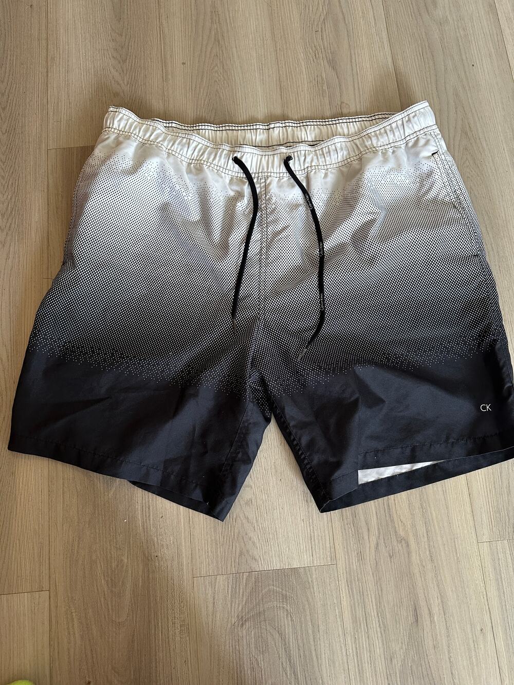 Calvin Klein Men’s Ombré Gradient Swim Shorts Black White Size XL